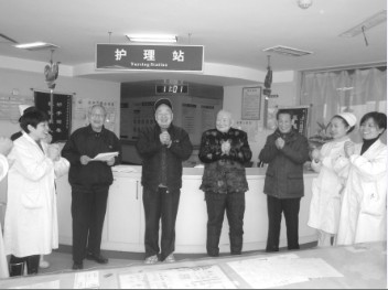 “史上最高龄拜年团队”创作三句半夸人医