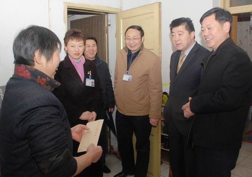 市卫生局慰问我院困难退休职工