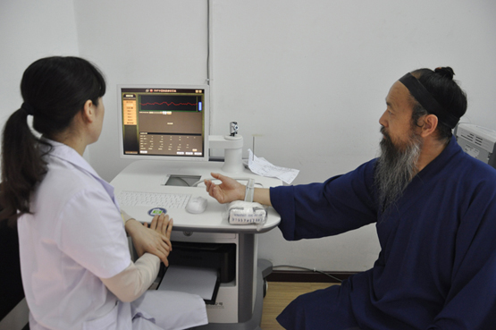 李光富盛赞我院健康管理中心工作
