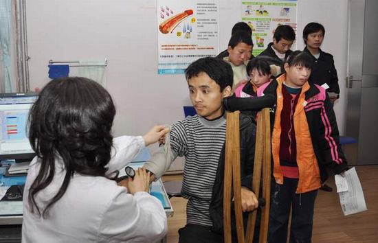 市人民医院为113名残疾学生免费体检