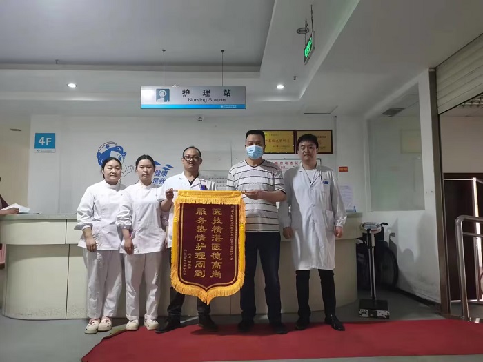 医患情谊暖人心,患者感恩送锦旗