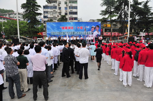 我院在六堰广场举办大型义诊活动