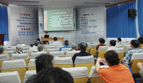刘书记为东风公司车轮厂离退休职工送“清凉”