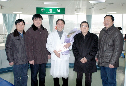 市政协副主席李君琦慰问住院老干部