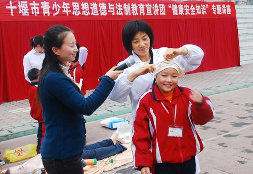 我院“健康快车”驶进人民小学