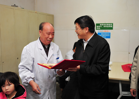 副市长张歌莺看望市人民医院名中医黄俊教授