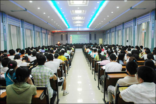 我院健康教育讲座走进郧阳医学院大课堂