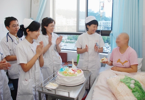 血液科为白血病患者庆祝生日