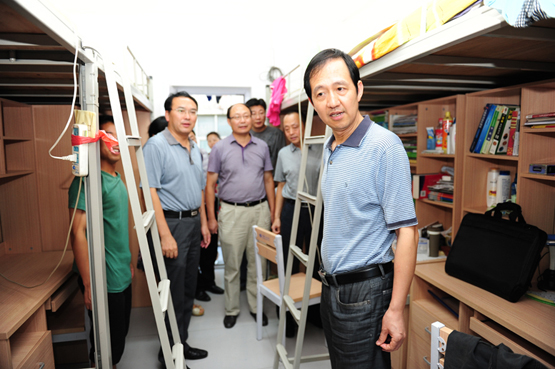 院领导赴职工宿舍看望慰问新职工