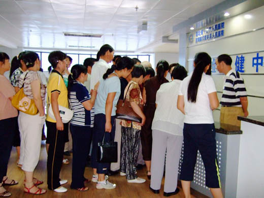 市人民医院体检中心迎来夏季体检高峰