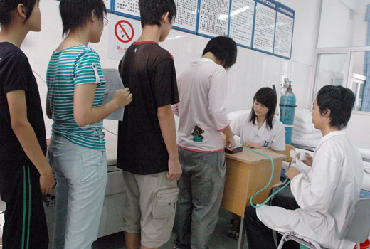 我院为市一中1400多名新生上门体检