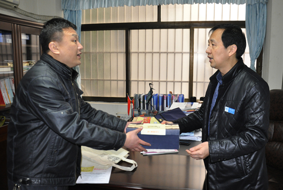 钟森院长为“穷亲戚”赠送爱心鞋