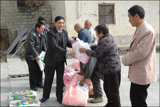 市人民医院赴纸槽村走访慰问贫困户