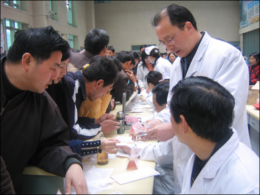 我院“全国爱肝日”出现“爆棚”现象