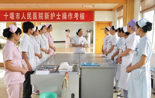 我院新护士护理操作考核“拉铃”