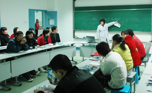 全国“三八”红旗手胡平“三.八”关爱准妈妈